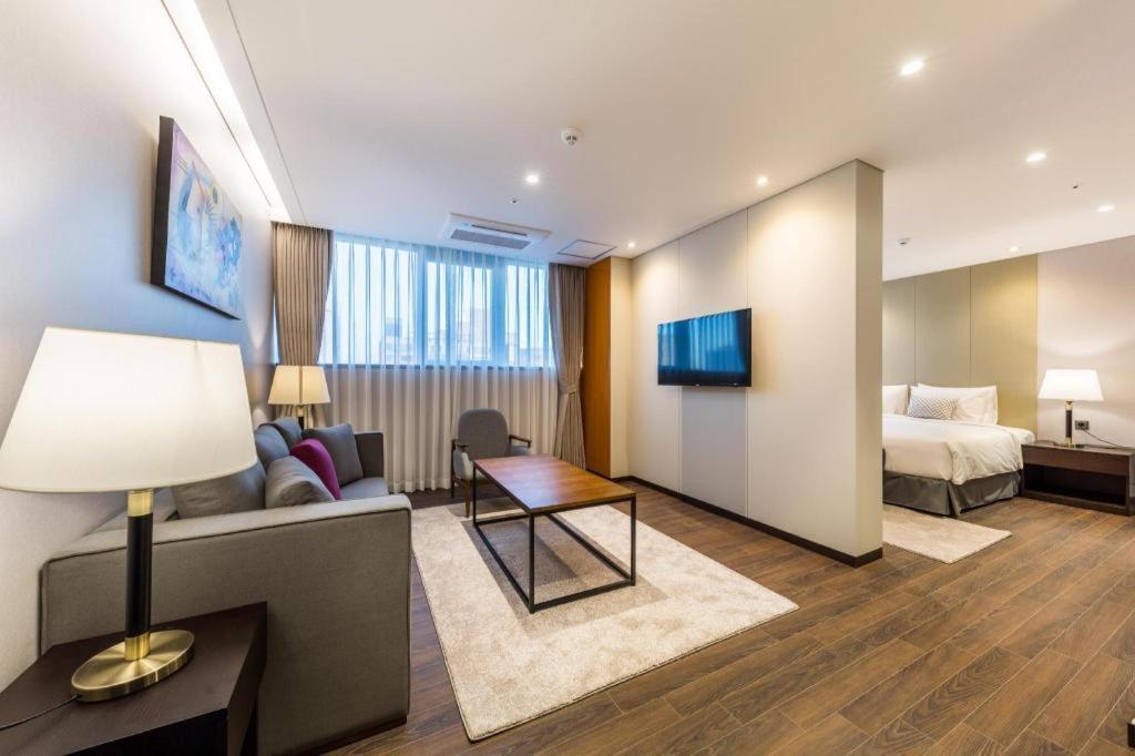 Howard Johnson By Wyndham Incheon Airport Exterior photo