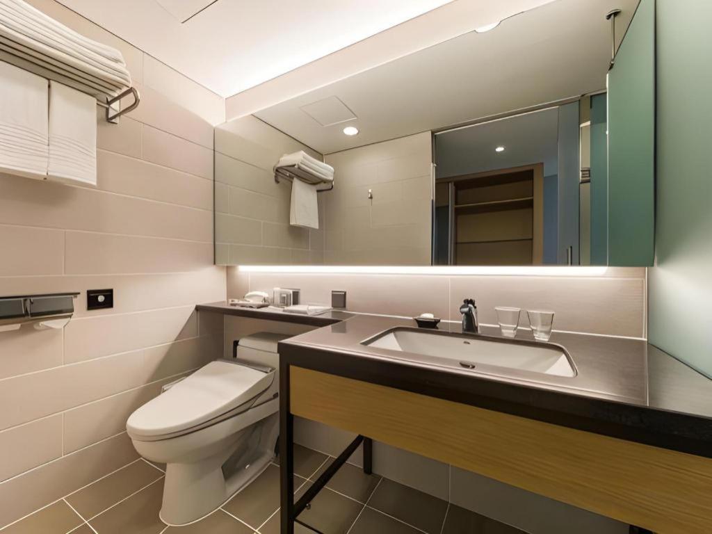 Howard Johnson By Wyndham Incheon Airport Exterior photo
